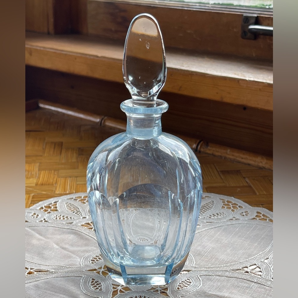 Vintage heavy crystal perfume bottle w/glass stopper